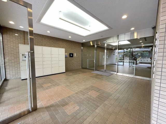 明るく広々としたエントランスが迎えてくれます。　