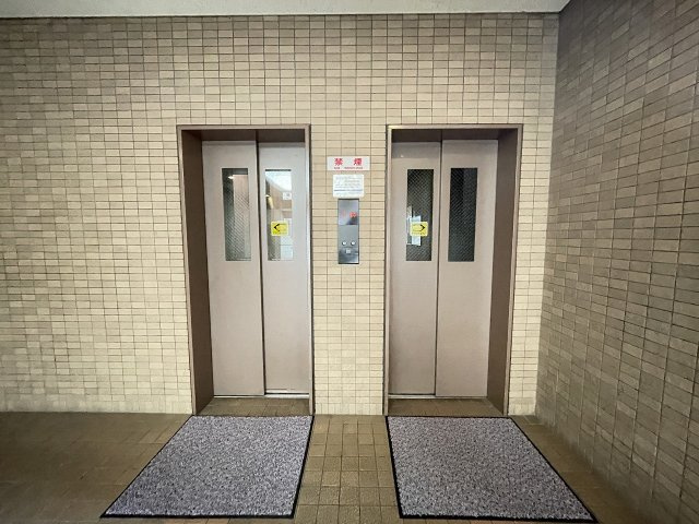 重たい荷物を持っていても、エレベーターがあれば安心です。　