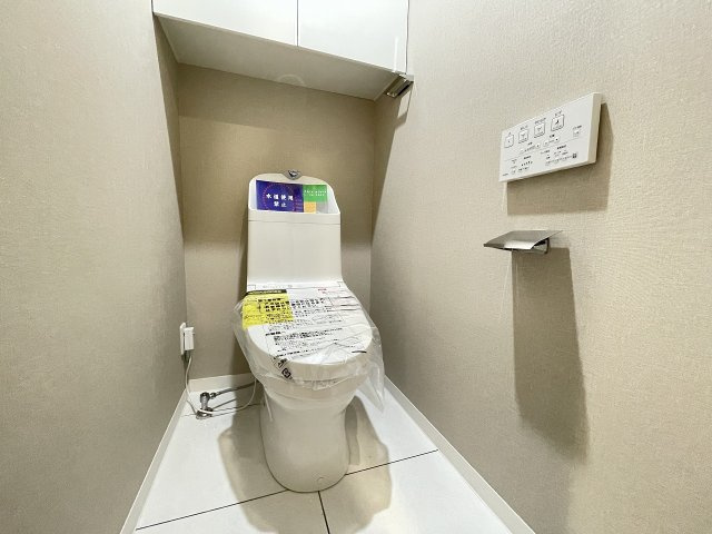 温水洗浄便座付きの清潔感あるトイレは、落ち着いた空間に。　