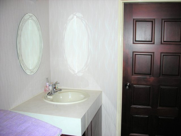 【高山市清見町三日町の中古戸建ての独立洗面台】