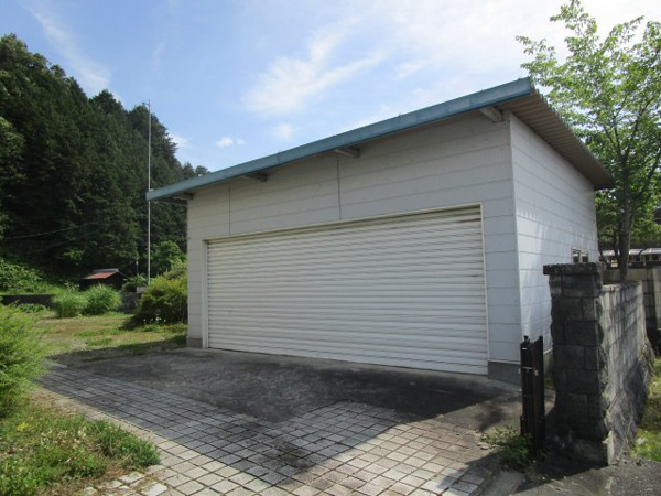 【高山市清見町三日町の中古戸建ての駐車場】