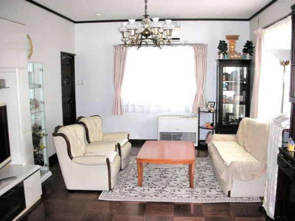 【高山市清見町三日町の中古戸建ての居間】