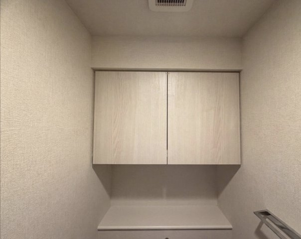 あると便利な、トイレ上部の収納です。