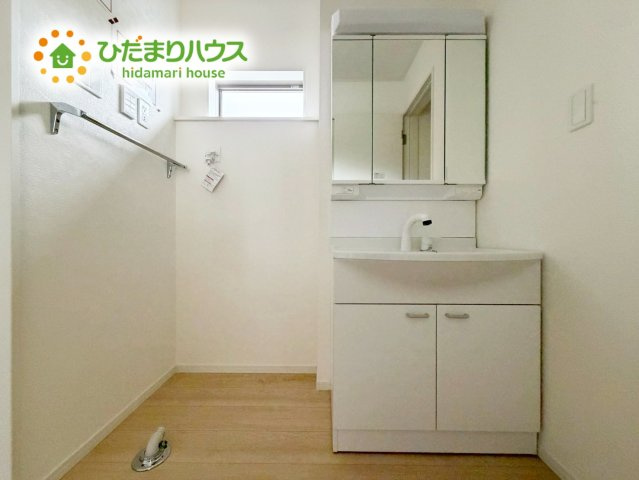 三面鏡の大きな鏡は憧れます(^^♪　鏡の後ろは収納となっていて、細かいものでも収納できるのでスッキリと整理できます！