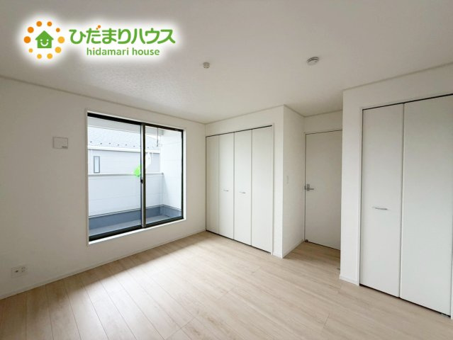 バルコニーに面していて、たっぷり光りの入る明るい主寝室です！