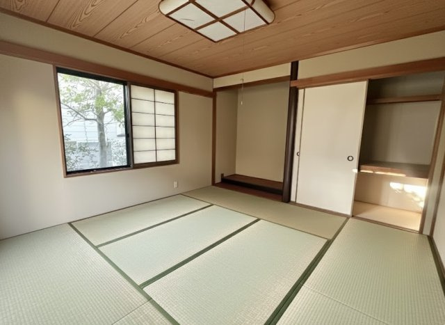 床の間と収納を備えた、落ち着きある和室空間。畳のやわらかさが心地よく、来客用やくつろぎの部屋として幅広く活用できます。窓からの採光もあり、明るく穏やかな時間を過ごせる一室です。