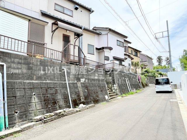 前面道路は閑静な住宅地をはしる車通りの少ない道路。お車の出し入れが苦手なママや小さなお子様にも安心　