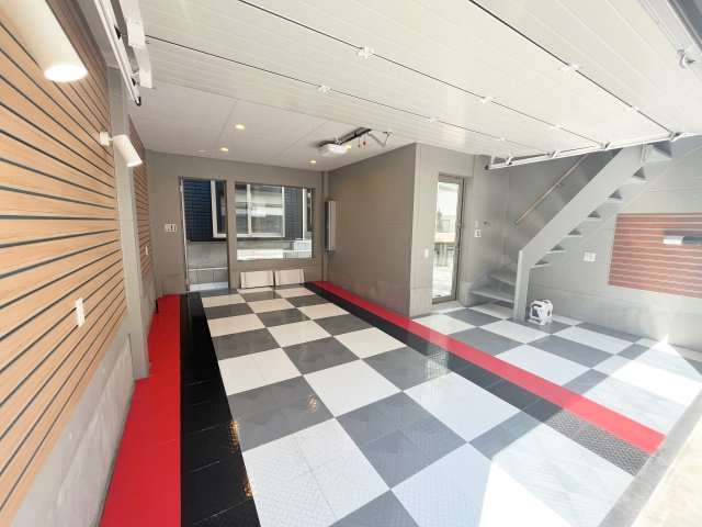 ガレージです！ガレージタイルは交換可能！ポイントは1階洋室からも大切なお車やバイクなどが見れるように大きな窓が設計されています♪