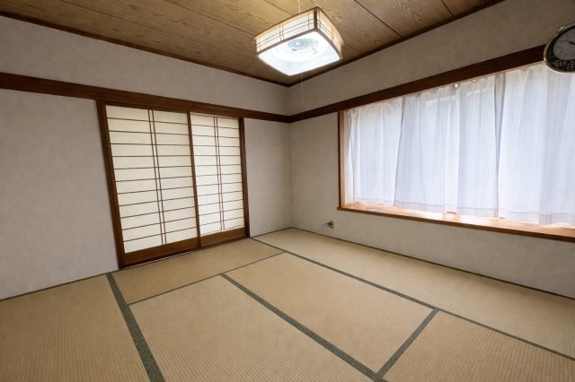 和室は落ち着いた雰囲気で多目的に使える空間。来客時の客間としてはもちろん、家族のくつろぎスペースやお子さまの遊び場としても活躍します。窓から自然光が入り、明るさと心地よさを兼ね備えた一室です。
