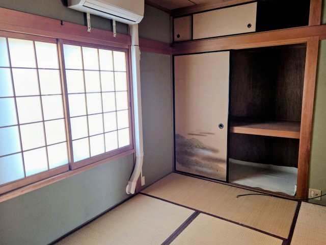 障子から優しい光が入り、落ち着いた寝室に最適です。