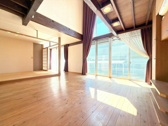 リビングの別角度となります♪大きな窓がついており、日当たり良好です♪
