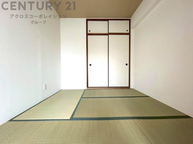 リビング横の和室スペースはリビングと続きで利用してもデザイン性のとれる洋風和室になります。やっぱり一室は欲しい和室は客間や小さなお子様の寝かせ付けなどにも便利です。