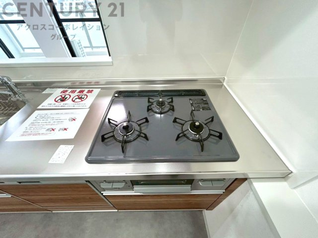 多数の調理器具を同時に使用でき、料理の効率化が可能。省エネで節約になり、様々な料理スタイルに適応できます。また、火力調整が独立しており、手入れや掃除もしやすく、今よりもっとお料理が楽しくなるかも。