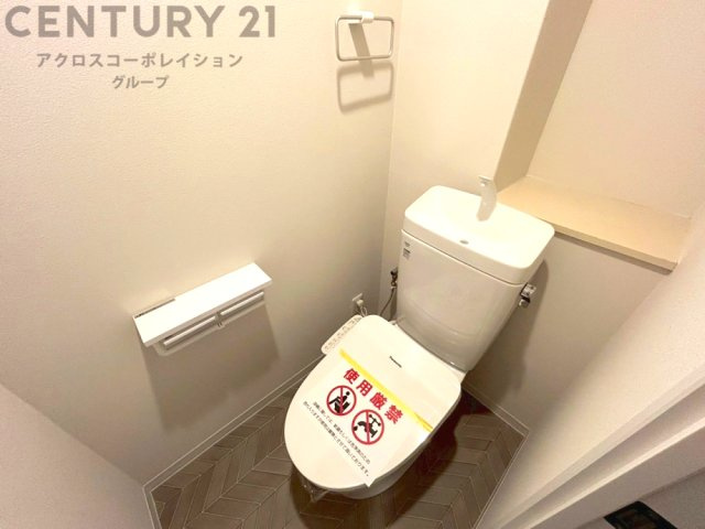 温水洗浄便座付トイレは温水洗浄機能により、暖かい水でおしりを洗浄することができ、冷たい水を使う従来の便座に比べ、温水洗浄機能で暖かいトイレを提供し、快適な使用を可能にします。