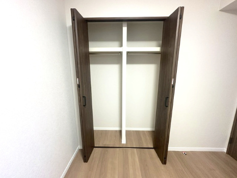 4.8帖洋室のクローゼット！全居室に収納が備わり、居室空間を広くお使いいただけます。