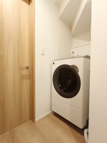 【洗濯機置き場】　室内に洗濯機置場を完備。天候に左右されず快適にお洗濯。