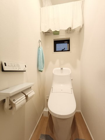 【トイレ】　シンプルで清潔感のあるトイレ空間です。