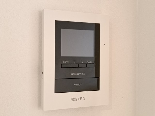 【インターフォン】　来客を確認できるモニター付きインターフォン。安心のセキュリティ。