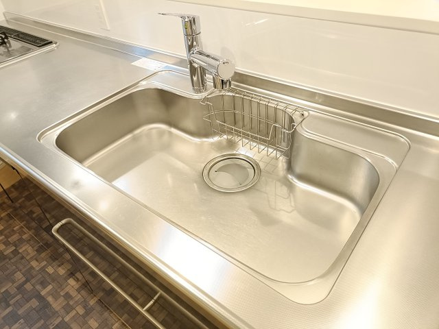 【シンク】　広々としたシンクで、洗い物や調理もスムーズに。