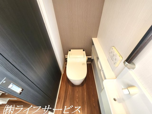 2階のトイレはタンクレス！手洗いもございます！