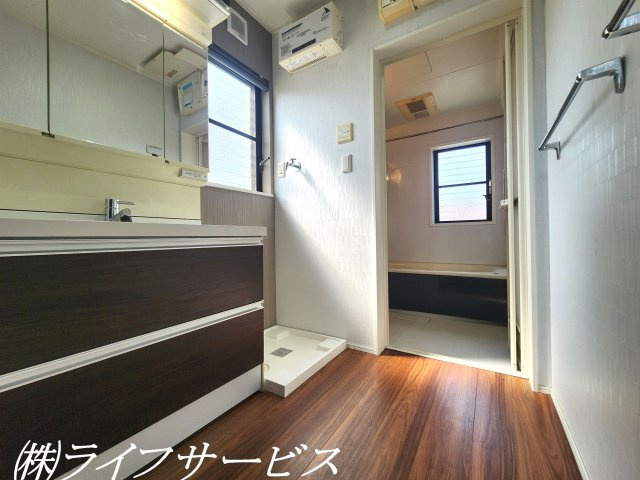 洗面室／窓有！明るい日差しが差し込む洗面室！