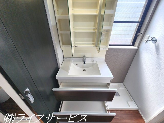 三面鏡タイプの洗面化粧台／小物類の収納充実しています！