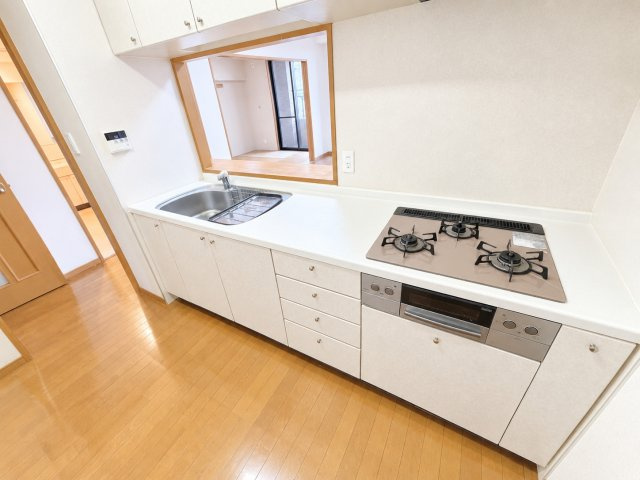 キッチンは使い勝手に配慮されたシンク・3口コンロ。調理スペース、収納もしっかり確保されています。
