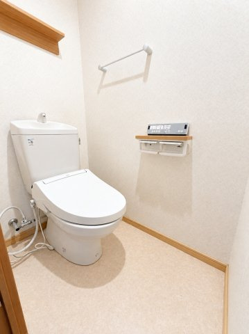 温水洗浄便座付きのトイレを採用。毎日快適に使用できる機能性に加え、清潔感のある落ち着いた空間です。
