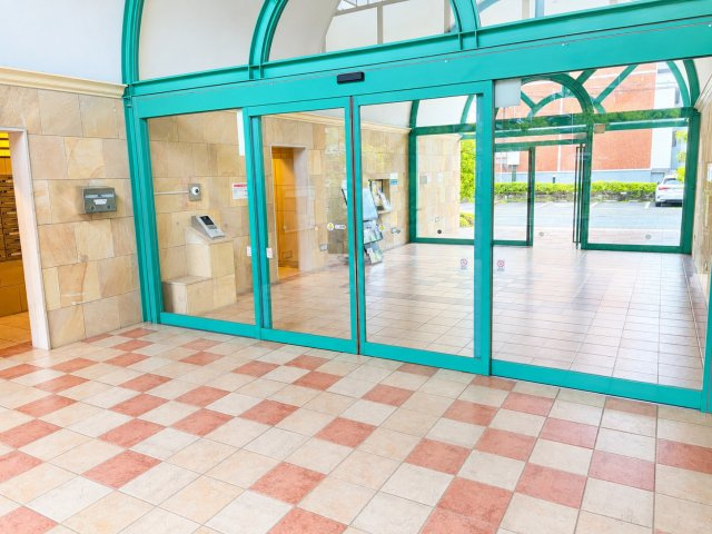 清潔感のあるエントランス。丁寧に管理された共用部から管理体制の良さが感じられ、安心して暮らせる環境です。