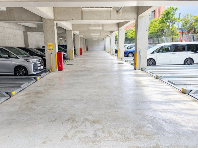 敷地内に駐車スペースを確保。お買い物や通勤・通学など、日々の移動にも便利です。