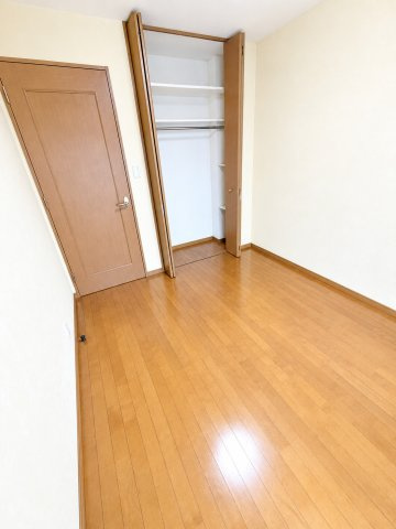 クローゼット付きで使い勝手の良い洋室。主寝室や子ども部屋など、多彩な用途に対応できる快適な空間です。