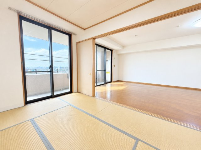 畳の温もりが心地よい、ゆったりとした和室。襖を開ければ広々とした空間としてもお使いいただけます。