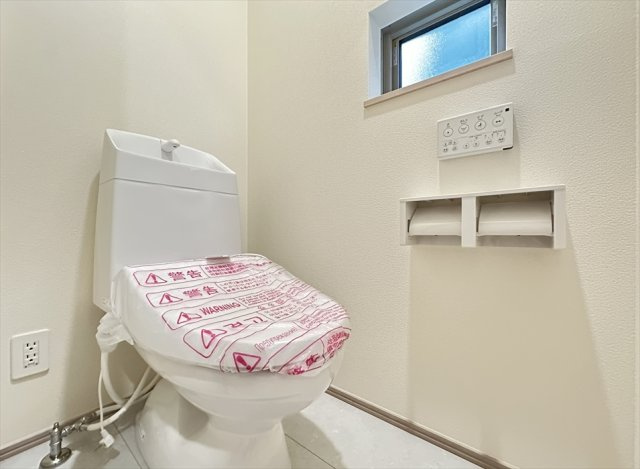 2階トイレ／各トイレは家族を感染症から守る温水洗浄便座を完備。