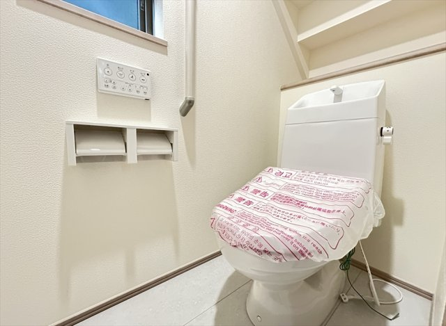 1階トイレ／妊婦さんや高齢者にも便利な手すり付で安心。