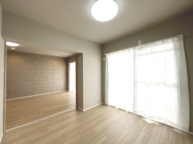 リビングと接するので広々LDKの一部としても個室としても機能可能な洋室約4帖