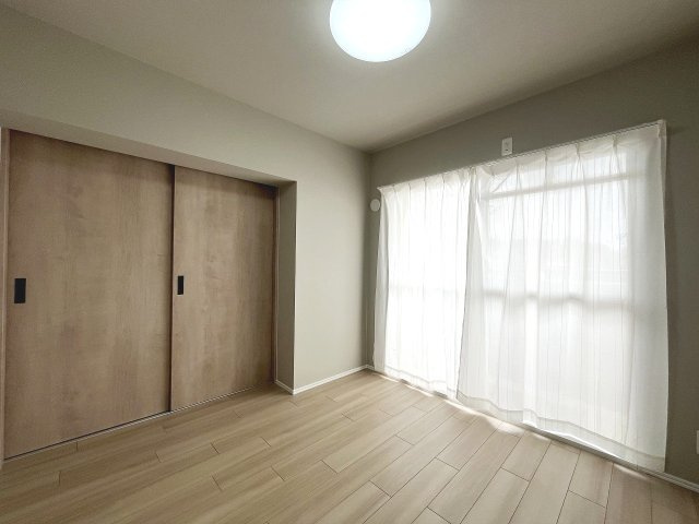 洋室約4帖は南バルコニーに面する明るいお部屋