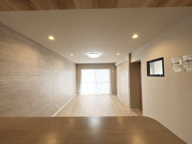 キッチンカウンターからのリビングダイニングの眺め