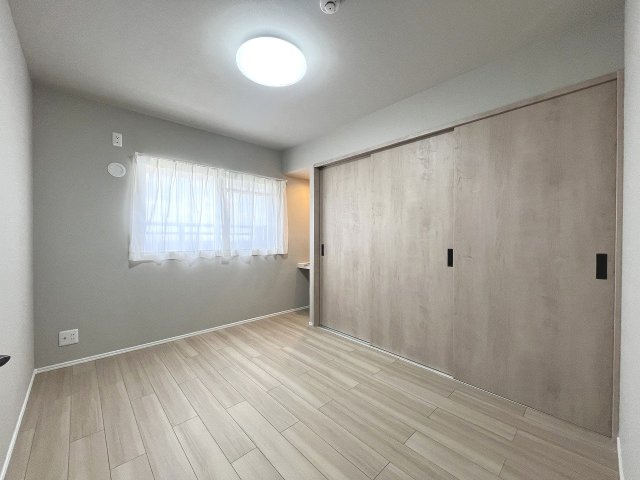 北側の洋室約5帖には在宅ワークにも利用可能なデスクスペースを設置