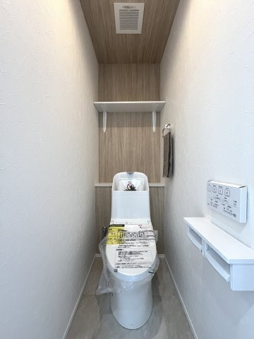温水洗浄機能付トイレ、上部にはシェルフも設置済み