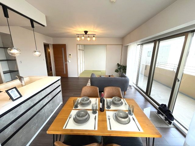 陽当たりが心地の良いリビング空間です！※家具・小物等はディスプレイ用になります。