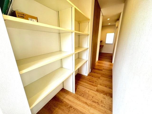 リビング併設の大型収納です。書籍や趣味の物などをたっぷりと収納できます。リビングから見えないので急な来客にも対応可能なスペースです。