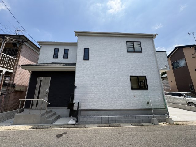全居室に収納がある4LDK！南向きバルコニーで陽当り良好です！キッチン・洗面・浴室がまとまった水回り動線で、家事の移動もスムーズです！東西の両面道路で通風良好です！