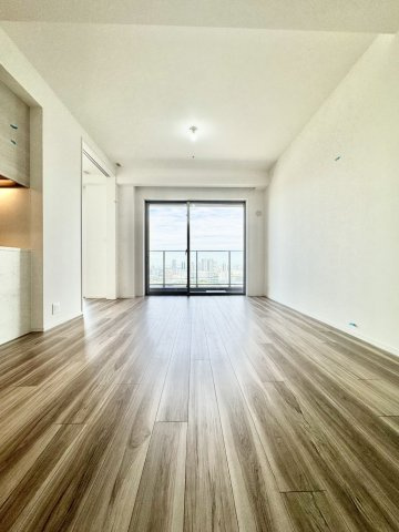 天井高2450ｍｍのリビングダイニング　奥側の洋室約5.0帖の引き戸を開放すると約20.9帖のLDKとしても利用可能。