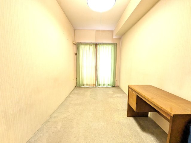 洋室もカーペット敷です。北側にもバルコニーがあるため、窓も大きく採光のあるお部屋。※生活用品などAIにより画像削除しています