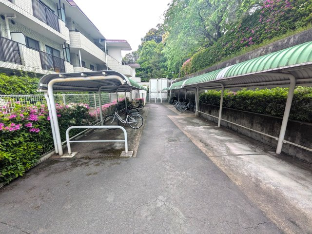 屋根付きの駐輪場。広さも十分にあるので自転車の出し入れもスムーズにできそうなのがいいですよ。