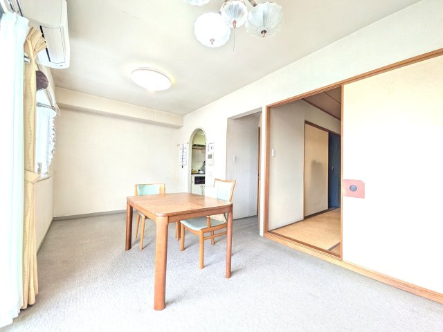 約13.3帖のＬＤＫ。室内丁寧にお使いできれいです♪カーペット敷なので階下への音なども響きにくくなっているのが◎※生活用品などAIにより画像削除しています