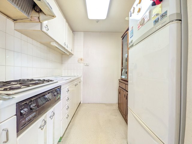 リビングや廊下の2方向から出入り可能なキッチンなので動線も◎吊戸棚や引き出し収納など収納力もあります！※生活用品などAIにより画像削除しています