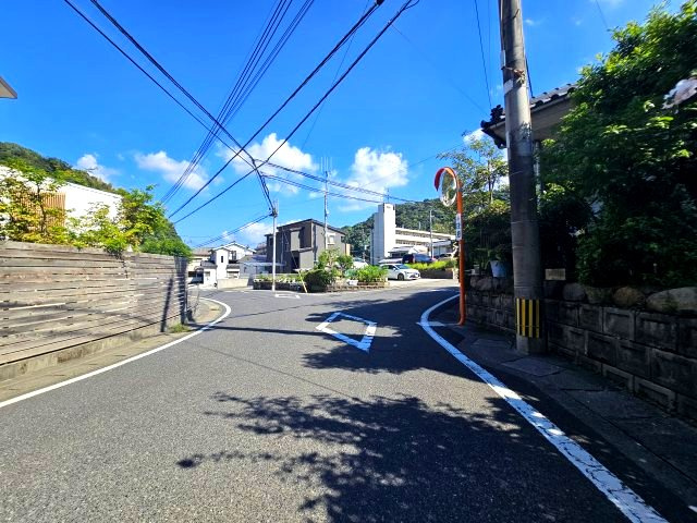 約7.5ｍ幅の全面道路が走っており、離合も問題なく可能です♪