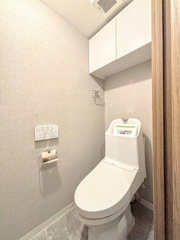 ◆清潔感のある白を基調とした落ち着ける空間。小窓をもうけていますので、こもりやすい空気の入れ替えも簡単に行えますね！　