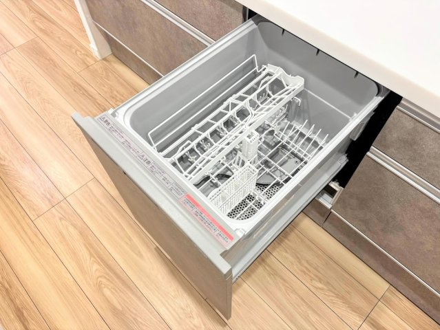 ◆食後の食器洗いは食洗機にお任せ！ご家族と団らんの時間を。家事の時短に効果大の食洗器付き。高温洗浄、節水効果もございます。　
